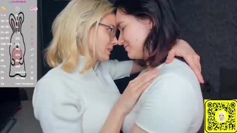 Violet and Isabel online show from 06/14/26, 07:16