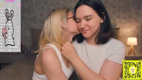 Violet and Isabel online show from 06/20/26, 07:16