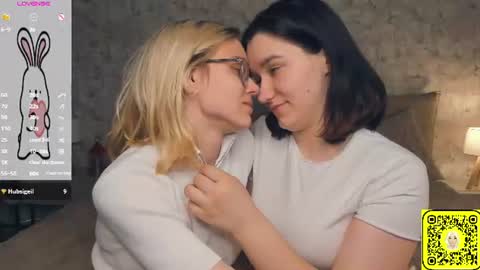 Violet and Isabel online show from 06/21/26, 07:16