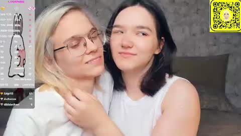 Violet and Isabel online show from 06/22/26, 07:22