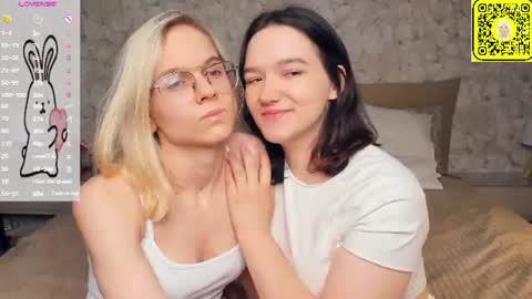 Violet and Isabel online show from 06/25/26, 07:18