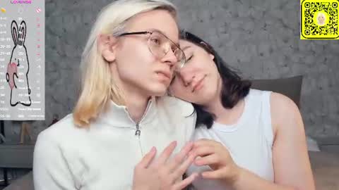 Violet and Isabel online show from 06/27/26, 07:08