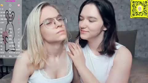 Violet and Isabel online show from 06/28/26, 07:42