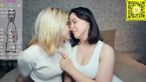 Violet and Isabel online show from 06/30/26, 07:15