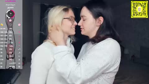 Violet and Isabel online show from 07/08/26, 07:18