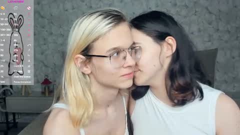 Violet and Isabel online show from 07/28/26, 07:39