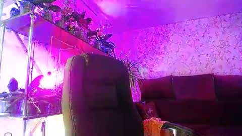 Snapshot of lady_gloria chatting on 04/15/26, 05:47 Lady Gloria online show from 04/15/26, 05:47