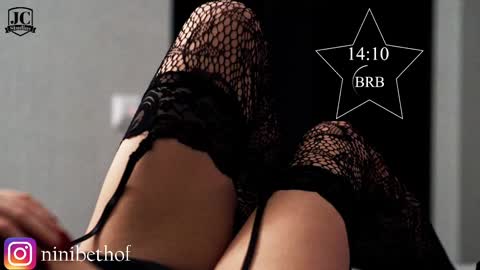 Snapshot of lady_ni chatting on 02/26/25, 04:03 700 1300 -5 online show from 02/26/25, 04:03