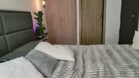 Snapshot of lady_ni chatting on 09/24/25, 12:52 700 1300 -5 online show from 09/24/25, 12:52