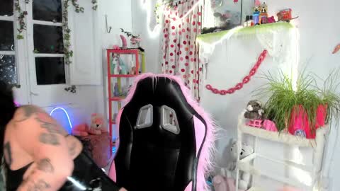 Mia online show from 04/04/26, 06:49