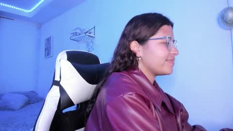  Lady  online show from 12/15/25, 01:54