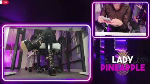 Snapshot of ladypineapple01 chatting on 11/17/25, 08:14 ladypineapple01 online show from 11/17/25, 08:14