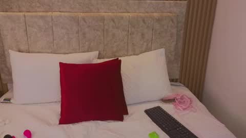 laiamilf online show from 01/28/25, 11:39