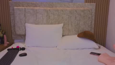 laiamilf online show from 02/26/25, 11:15