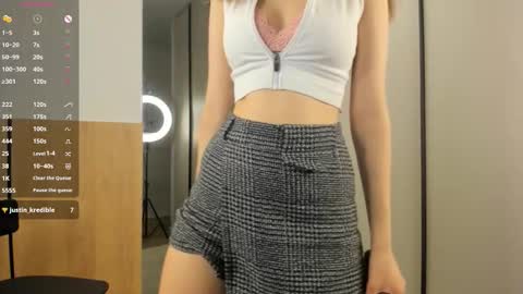 Snapshot of lalajecks chatting on 10/17/25, 08:22 Julia online show from 10/17/25, 08:22