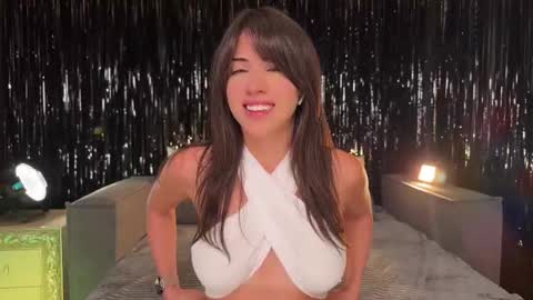 Snapshot of lallebi chatting on 10/10/25, 09:03 Ellina online show from 10/10/25, 09:03