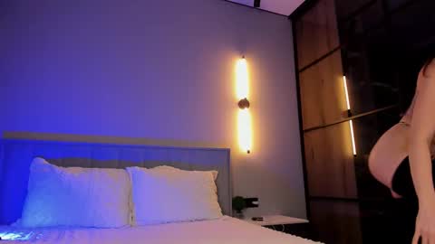 Snapshot of lallebi chatting on 11/17/25, 03:18 Ellina online show from 11/17/25, 03:18