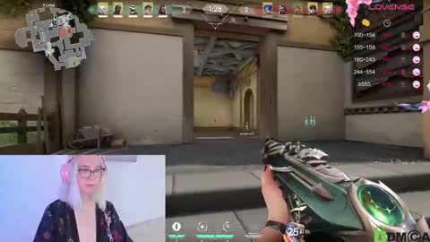 Snapshot of lana_lunar chatting on 10/11/25, 12:15 Lana online show from 10/11/25, 12:15