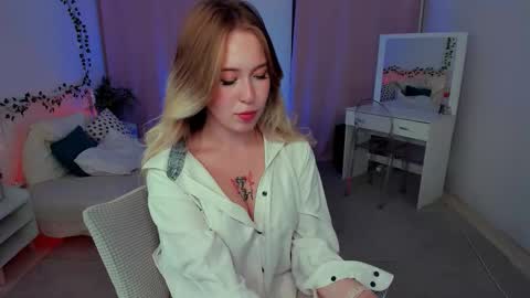 Snapshot of lanaroselle chatting on 09/08/25, 10:20 Lana online show from 09/08/25, 10:20