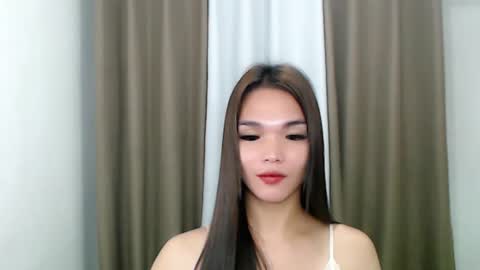 lanawyatt_ online show from 02/25/25, 09:35