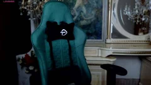 lara_benson_ online show from 11/25/25, 10:48