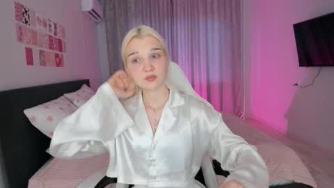 Lara online show from 03/10/26, 04:06