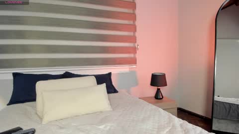 lara_reynolds_ online show from 04/18/26, 08:20