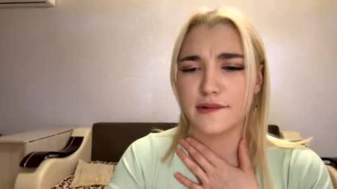 Snapshot of laraarizzi chatting on 04/02/26, 04:48 Tracy online show from 04/02/26, 04:48