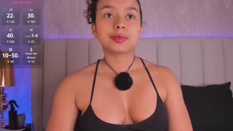 Snapshot of laracurls chatting on 11/12/25, 11:32 online show from 11/12/25, 11:32