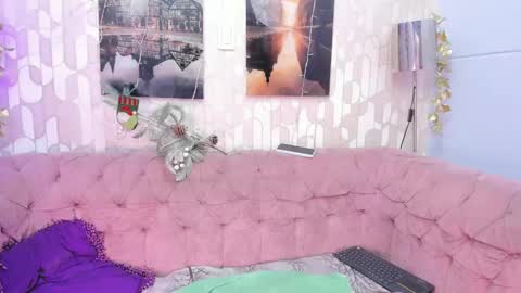 Snapshot of laramurphy chatting on 12/12/24, 10:31 Lara Murphy online show from 12/12/24, 10:31