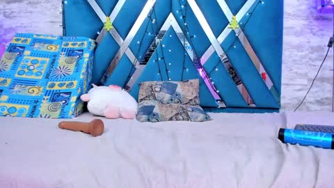 Snapshot of laramurphy chatting on 12/18/24, 09:08 Lara Murphy online show from 12/18/24, 09:08