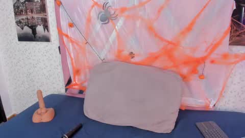 Snapshot of laramurphy chatting on 10/22/25, 04:13 Lara Murphy online show from 10/22/25, 04:13