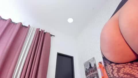 Snapshot of laramurphy chatting on 10/29/25, 04:37 Lara Murphy online show from 10/29/25, 04:37