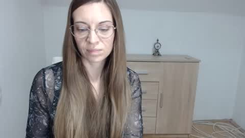 larawinters online show from 02/09/25, 04:40