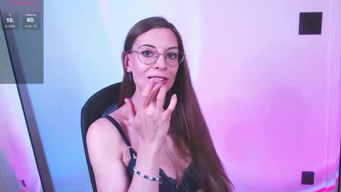 larawinters online show from 11/03/25, 09:05