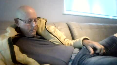 Snapshot of largerthan chatting on 07/06/26, 06:32 largerthan- say hi on entry online show from 07/06/26, 06:32