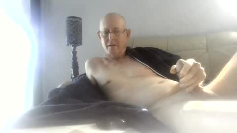 Snapshot of largerthan chatting on 08/06/26, 11:28 largerthan- say hi on entry online show from 08/06/26, 11:28