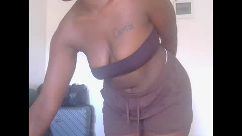 Snapshot of larvy12 chatting on 02/27/26, 12:49 larvy12 online show from 02/27/26, 12:49