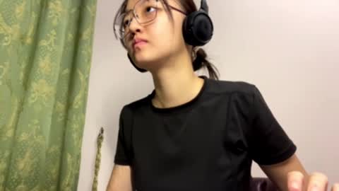 Snapshot of lasonyaarango chatting on 12/14/25, 02:22 Aiko online show from 12/14/25, 02:22