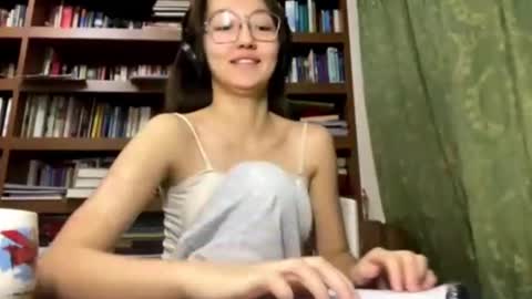 Snapshot of lasonyaarango chatting on 12/16/25, 04:23 Aiko online show from 12/16/25, 04:23