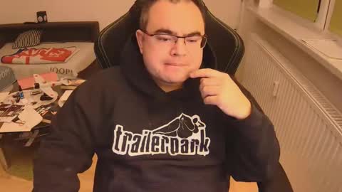 latexboy893 online show from 11/18/25, 06:56