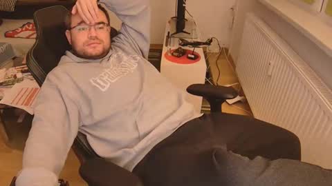 latexboy893 online show from 12/17/25, 07:53