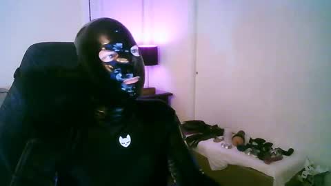 Snapshot of latexminheadroom chatting on 10/16/25, 02:56 latexminheadroom online show from 10/16/25, 02:56