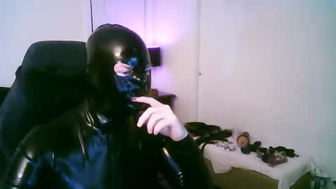 Snapshot of latexminheadroom chatting on 10/29/25, 02:25 latexminheadroom online show from 10/29/25, 02:25