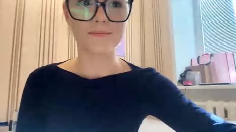Mia online show from 06/17/26, 02:18
