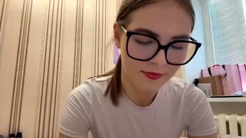 Mia online show from 06/25/26, 12:09