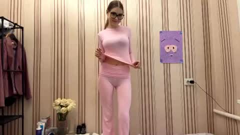 Mia online show from 07/06/26, 03:25