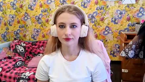 Snapshot of laticiacalicutt chatting on 10/18/25, 07:53 Amelia online show from 10/18/25, 07:53