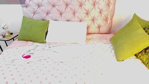 Snapshot of latikamarala_ chatting on 01/07/25, 05:54 Lorena online show from 01/07/25, 05:54