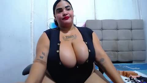 Snapshot of latina_bigboos12 chatting on 09/26/25, 04:27 latina_bigboos12 online show from 09/26/25, 04:27